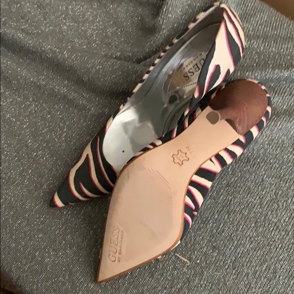 Guess Carrie Pump - Picture 3 of 3